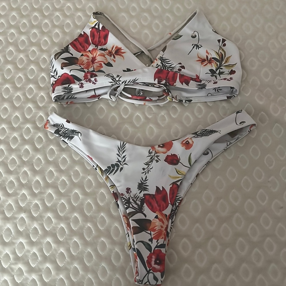 Floral print white bathingsuit